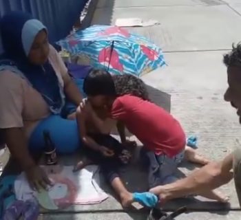 la-lezione-di-generosita-a-9-anni:-dona-le-scarpe-a-un-bimbo-in-strada