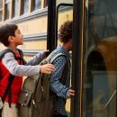 Bimbo di 9 anni dirotta lo scuolabus per raggiungere la fidanzata malata
