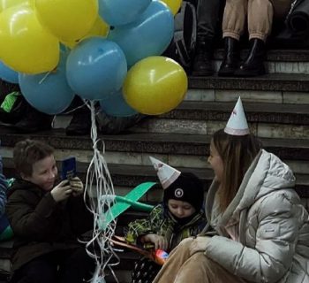 mamma-ucraina-nonostante-i-bombardamenti-festeggia-il-compleanno-del-figlio-nella-metropolitana