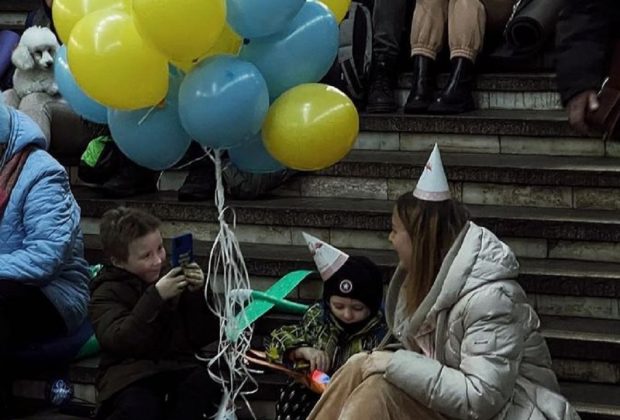 mamma-ucraina-nonostante-i-bombardamenti-festeggia-il-compleanno-del-figlio-nella-metropolitana