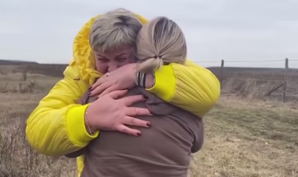 ucraina-donna-accompagna-oltre-il-confine-i-figli-di-una-sconosciuta