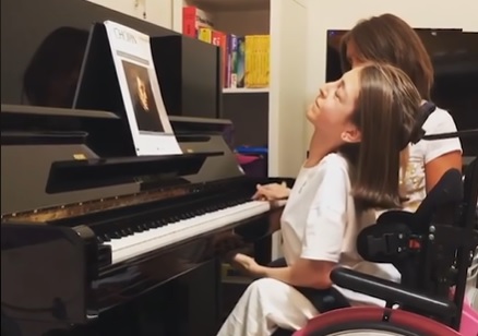 valentina-la-13enne-pianista-sulla-sedia-a-rotelle-curo-la-malattia-con-la-musica