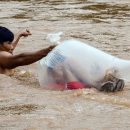 vietnam-per-andare-a-scuola-questi-bambini-attraversano-il-fiume-dentro-sacchi-di-plastica